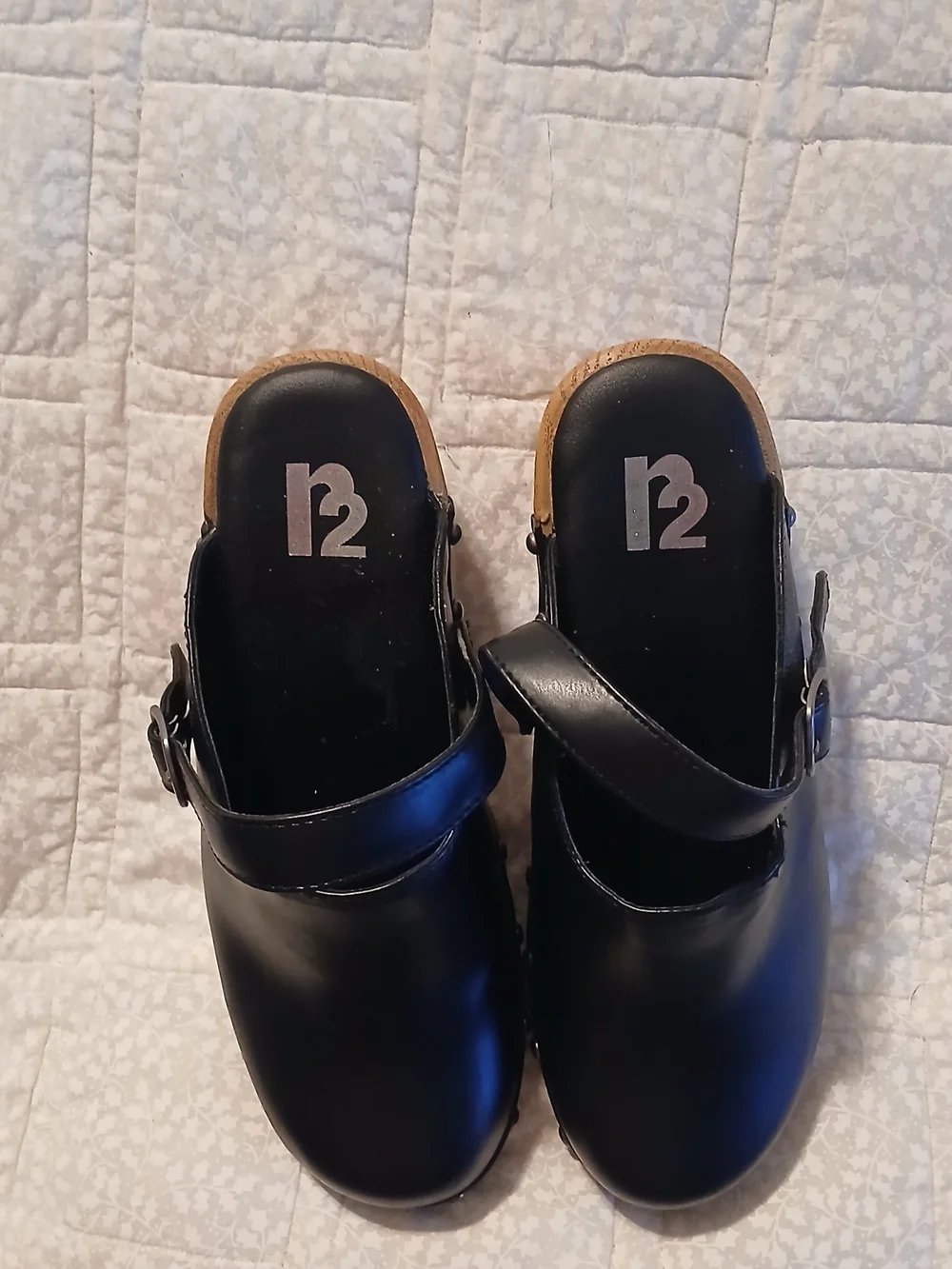R2 sleek black